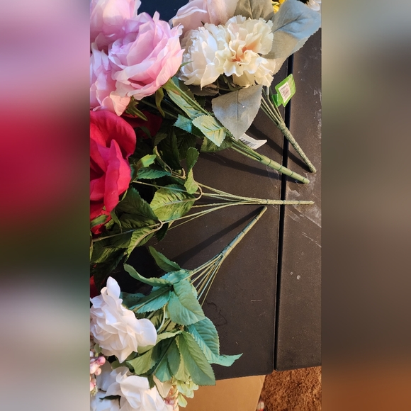 Fake rose flower bundle - Picture 2 of 10